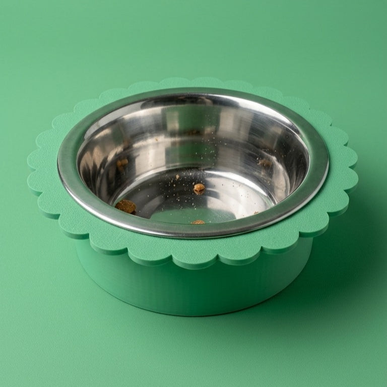 Détail de la gamelle Fleur RONRON : bord festonné et bol en inox alimentaire